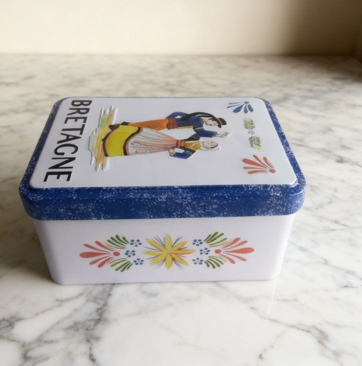 Additional view of the offset printed Petit Box